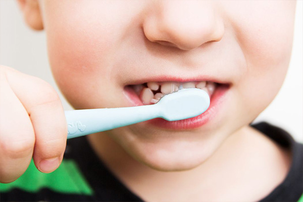 kids brushing his teeth